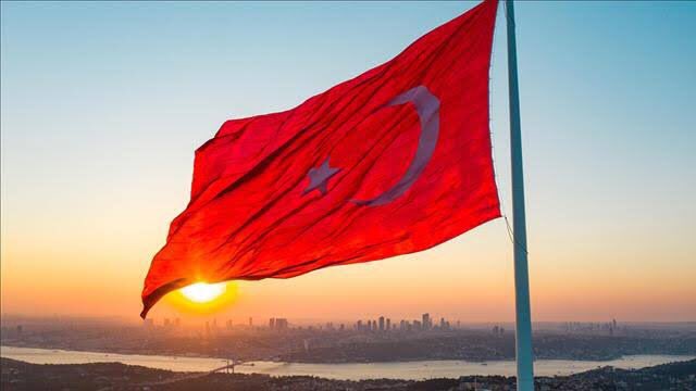 Mardin belediyesi istiklal marşını yasakladı Diyarbakır belediyesi meclis salonundan Türk bayrağını kaldırdı Tunceli belediyesi sosyal medya hesaplarını Dersim olarak değiştirilmiştirdi Bunlar bu cesareti nereden alıyor? Atatürk'ün kurduğu CHP'den DEM kapatılsın Kayyum atansın