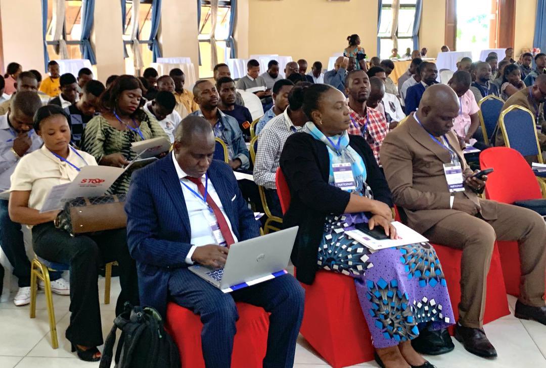uniluofficiel's tweet photo. Lutte contre le travail des enfants dans les mines en #RDC 

Aujourd'hui, lors du Colloque pour consolider la lutte contre le travail des enfants dans les mines, le Recteur Kishiba a lancé un appel fort “Protéger un enfant, c’est assurer notre avenir". 

https://t.co/asacg4GZF1? https://t.co/34YchnlPkX