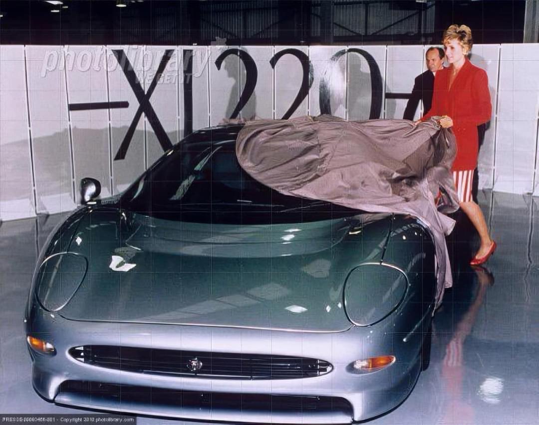 Lady Diana unveils the Jaguar XJ220 ❤️