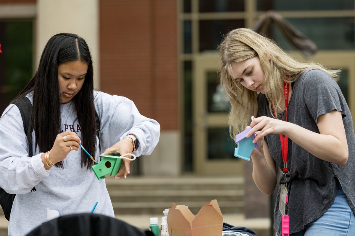 Earlier today, the WKU Office of Sustainability hosted an early celebration of Earth Day in Centennial Mall. 🌏🌱 Hilltoppers could learn about the environment from educational booths, visit local vendors for shopping and sweet treats, play games together, and explore ways to