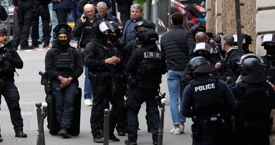 #French police have detained a man who threatened to blow himself up at #Iran’s consulate in #Paris. Police found no explosives at the consulate or on the suspect who was detained there, French prosecutors said, after the consulate reported a man had entered with ammunition.