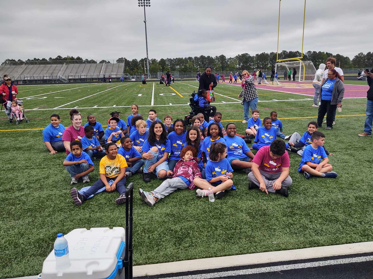 Mrs_Spurlin's tweet photo. We had such a great Little Feet Meet! Our students and their buddies did so well! And I even got to see a former student that is now a freshman! ❤️❤️ Great job @SPS_SpecialEd @little_gunther @HillpointHusky https://t.co/A7MXYs2H44