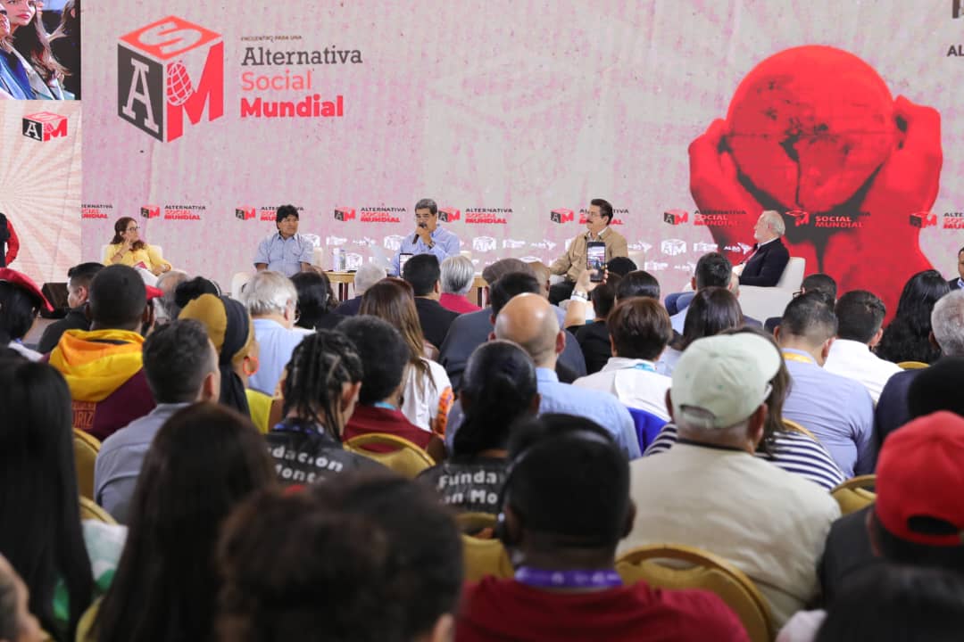 #Ahora Pdte. @NicolasMaduro: Sepan ustedes que el sionismo está detrás de la extrema derecha. Aquí en Venezuela están detrás de los apellidos; todos salieron a aplaudir el genocidio contra el pueblo palestino, el asalto y bombardeo con misiles al consulado de Irán en Damasco,