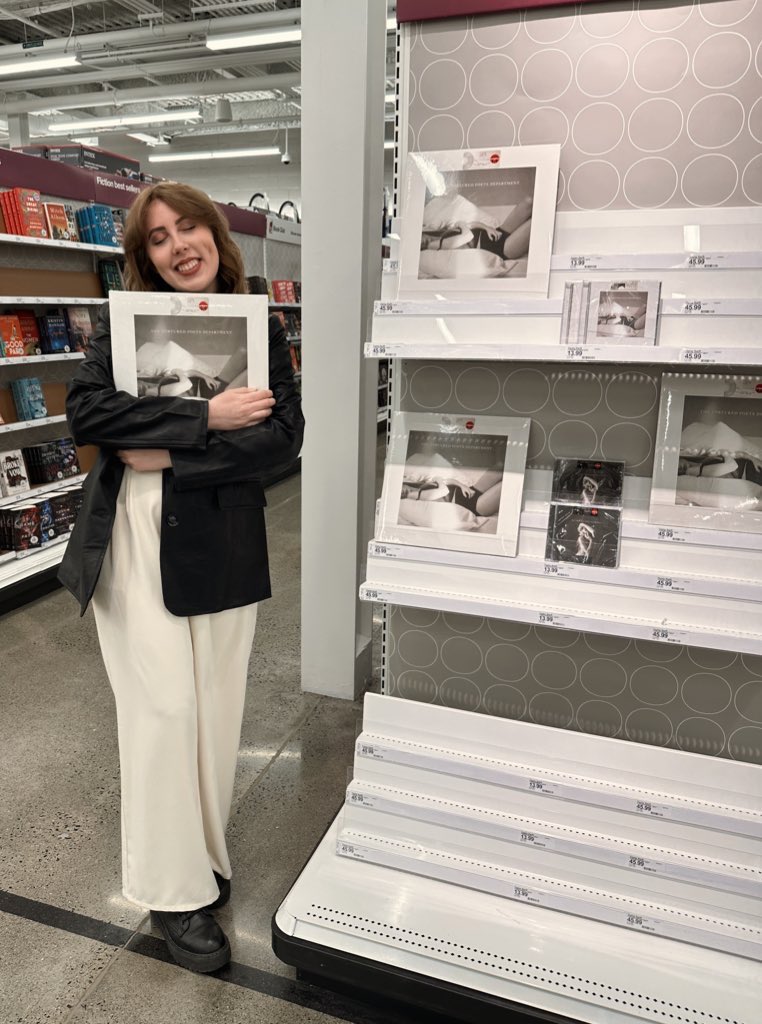 picturetokurn's tweet image. yes i’m haunted but im feeling just fine with my phantom clear vinyl 🥹🤍 #TSTTPD