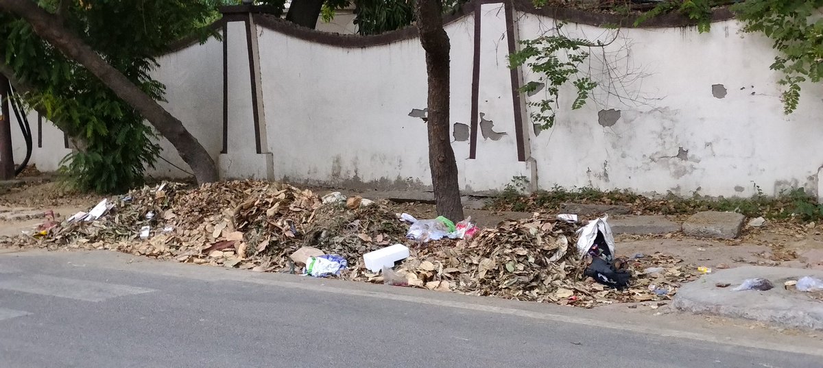 आम्रपाली सोसायटी,रामाज्ञा स्कूल रोड सैक्टर ५० पर कचरे का जमाव,जब रोजाना सफाई होती हैं कचरा उठता हैं तो फिर जहां तहां ये क्यों?? @CeoNoida @SwatchBharat4u @MoHFW_INDIA @UppcbN @CityGrenoWest @nisharai_ggc @noida_authority @prchandna @Yadav100nu