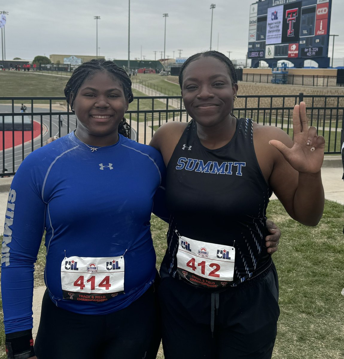 Outstanding job by these ladies at regionals in shot put. Esther Adedire takes 🥉 followed by London Jones in 4th. Both girls went over 40’.