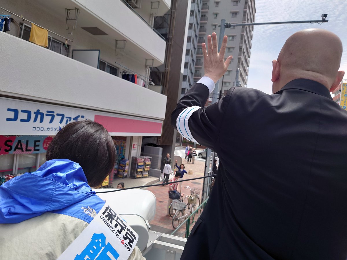 深川神明宮での必勝祈願祭を終えた後、近くの清澄白河で街宣。告知なし、いきなり車を停めたにもかかわらず、多くの方が足を止めてくださっています。