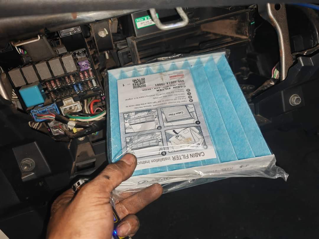 HezeriSamsuri's tweet photo. Ternampak dalam FB.
Owner tukar filter aircon sendiri. 

Padan la panas! Adeh…. Ye ke ni? Kalau betul, kesian benor aku rasa. Hahaha! https://t.co/56ARKVe1db