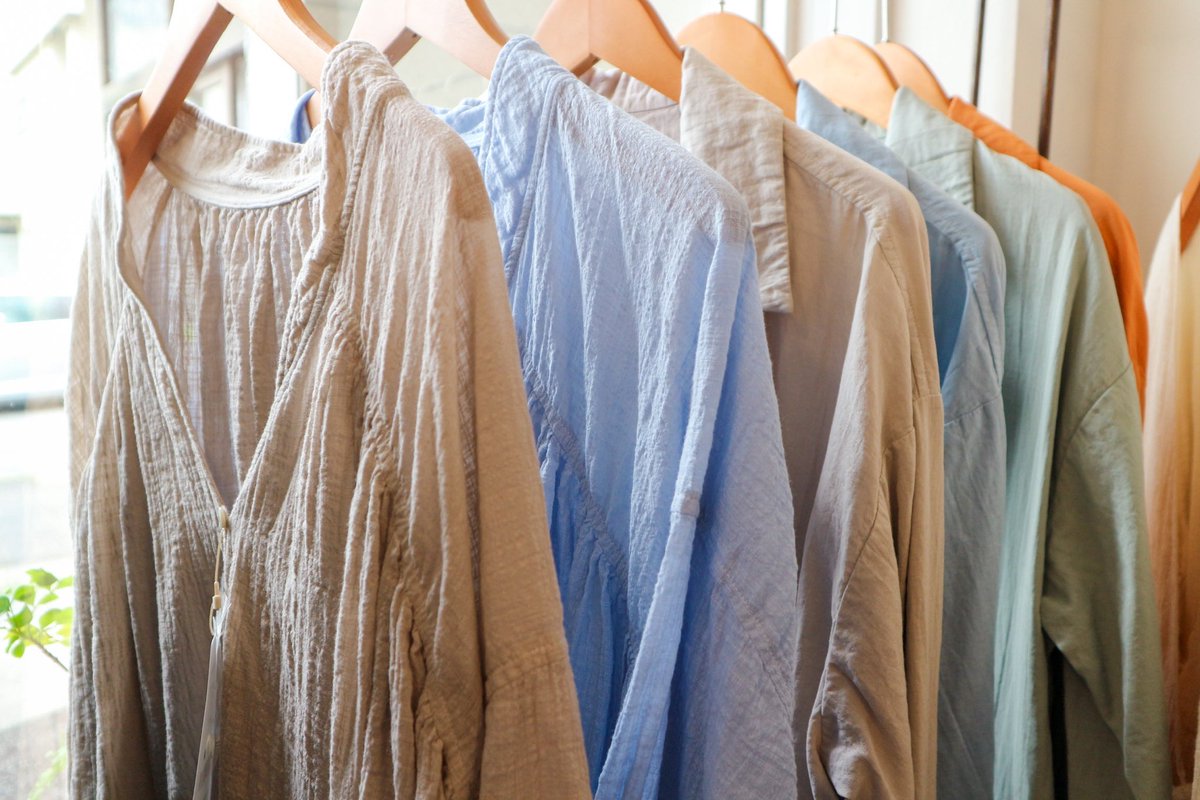 Fosset_'s tweet photo. こんにちは。
18日からaoさんのガーゼ服展が始まりました。
連日お越しいただきありがとうございます。

定番アイテムの他に、新作はじめ、インナー類や小物類、新しくTとAのアイテムも届けてくださいました。

ぜひこの機会にaoさんのガーゼ服の
肌触りの良さ、心地良さをお試しくださいませ。 https://t.co/uDR9ZECTno