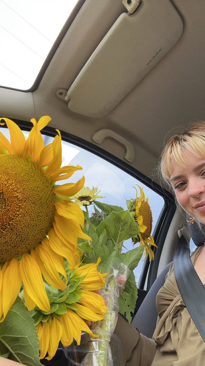 pixiyii's tweet photo. Went to a sunflower festival https://t.co/lEUEaI9G4Z