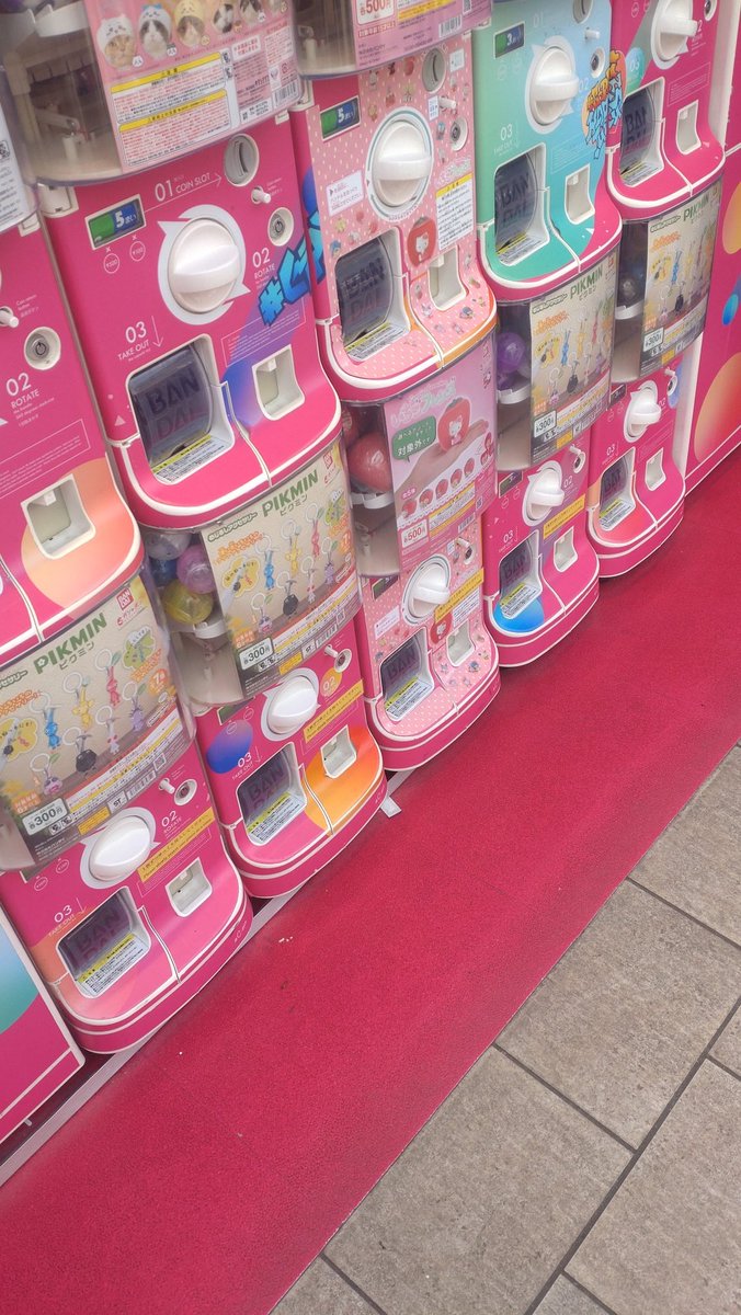 ski0557's tweet image. ピクミンのガチャってもう人気ないの？
こんなにあるのに誰も並んでない

#ピクミン
#竹下通り
#capsuletoy