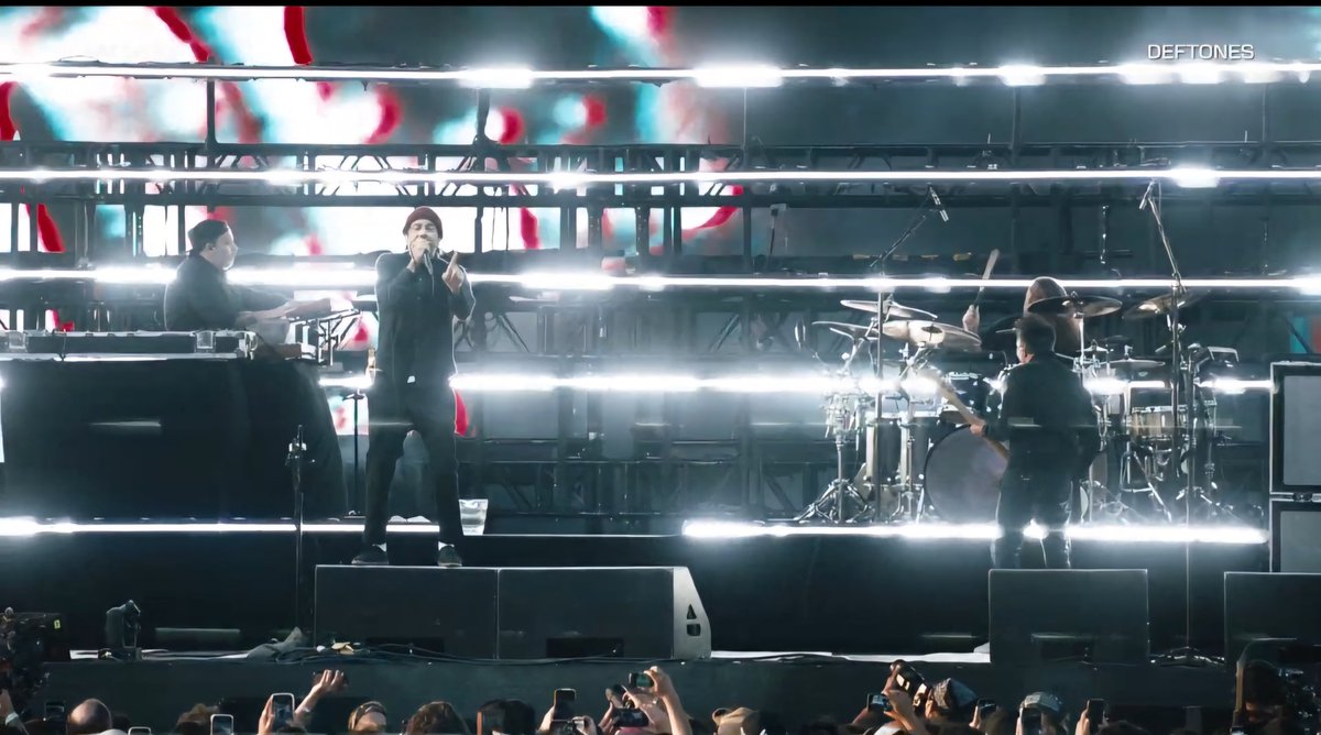 Deftones (at home) 🤣 โชว์ weekend 2 พี่ชิโน (aka พี่เป้า) ในวัย 50 พลังยังล้น เล่นเพลงในบั้ม Diamond Eyes สะเยอะ 4 เพลง แต่ดีใจที่ได้ฟัง sextape มี cover เพลง Please, Please, Please Let Me Get What I Want ของ The Smiths สะด้วย คนดูจอยดี มี body surf  สะด้วย 5555 #Coachella