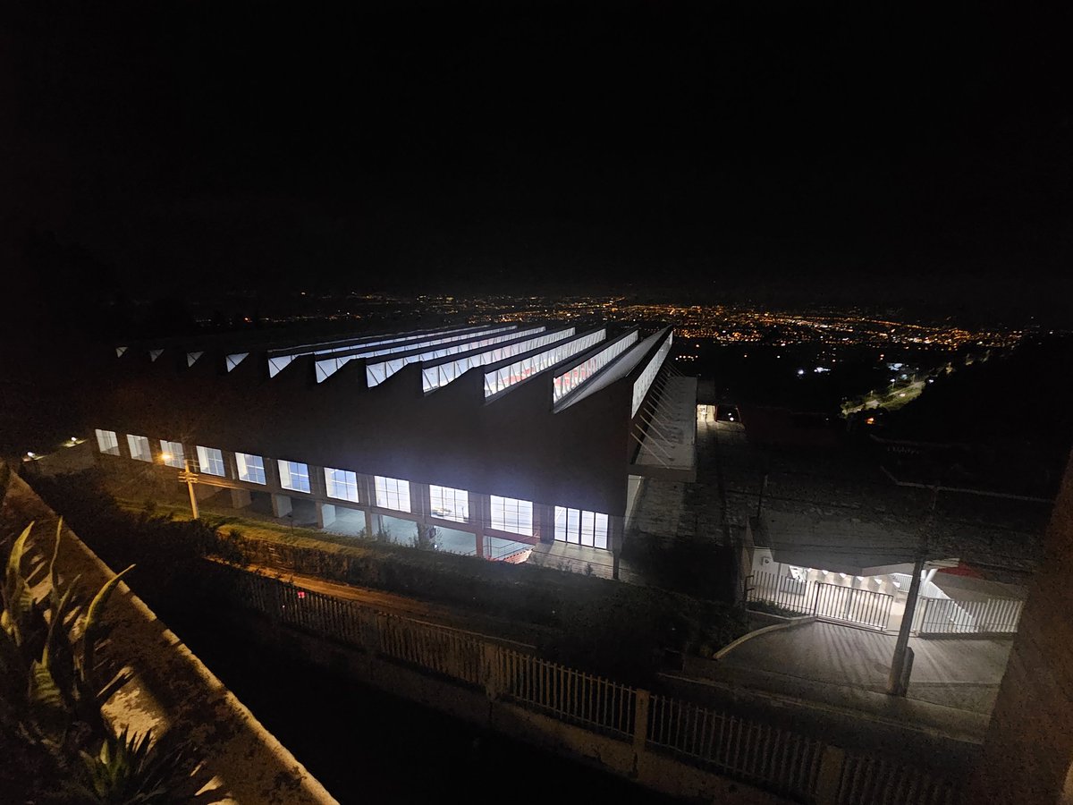jessicaduquec's tweet photo. " por favor seamos conscientes del uso de la luz y ahorremos energía" el Coliseo de la UDLA totalmente vacío a las 9y40 pm😒 

@UDLAEcuador @pabelml @MunicipioQuito https://t.co/oQX5BKghUK