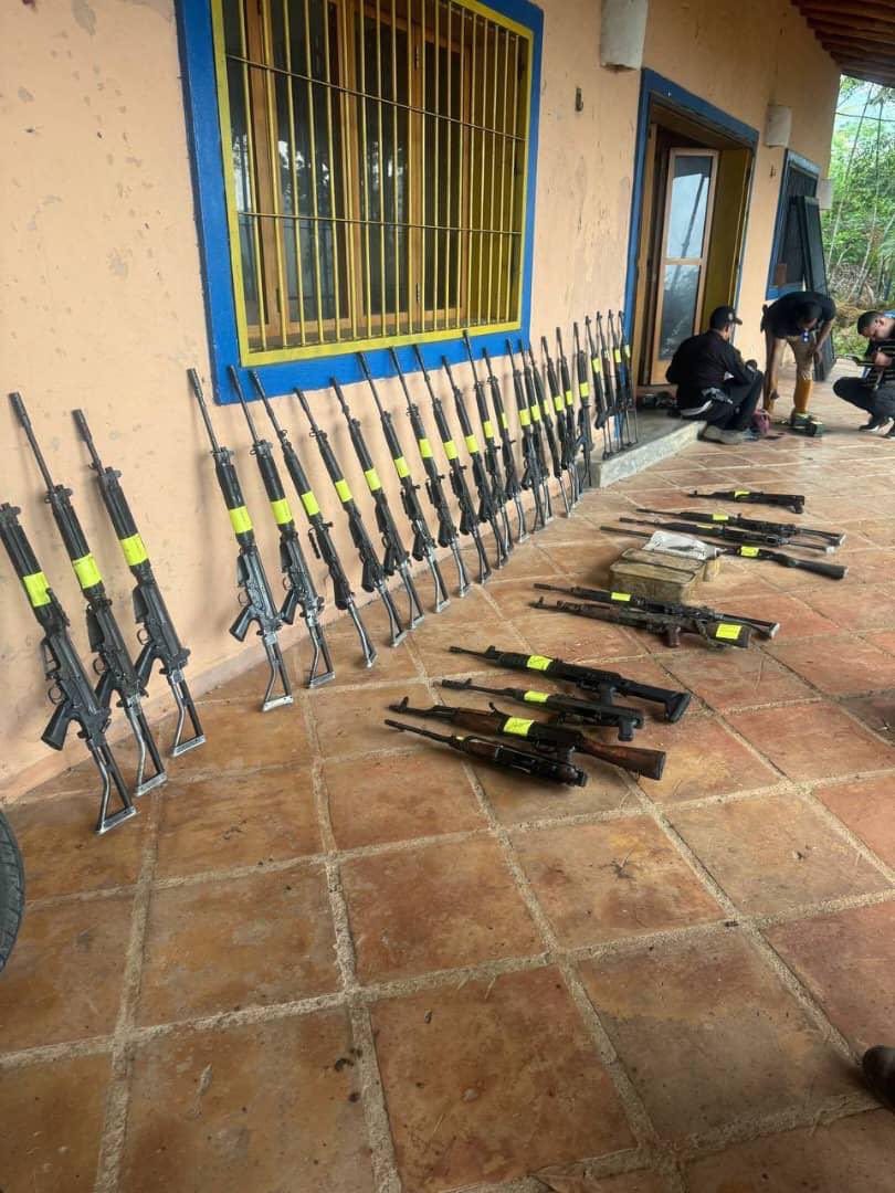 dhernandezlarez's tweet photo. De la #CRBV, Artículo 324: Sólo el Estado puede poseer y usar armas de guerra. Todas las que existan, se fabriquen o se introduzcan en el país pasarán a ser propiedad de la República sin indemnización ni proceso. La Fuerza Armada Nacional será la institución competente para reglamentar y controlar, de acuerdo con la ley respectiva, la fabricación, importación, exportación, almacenamiento, tránsito, registro, control, inspección, comercio, posesión y uso de otras armas, municiones y explosivos.

#GloriaAlBravoPueblo 
#IntegrarEsVencer