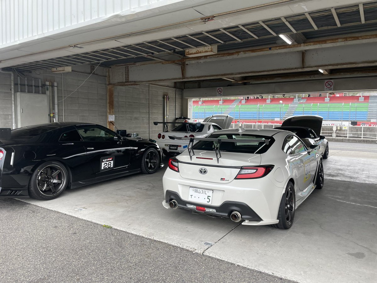 AutoDealerAGENT's tweet photo. 今日は岡山国際サーキットで開催中の
「レブスピードミーティング」にお邪魔してます🏁
デモカーのGR86で仕様変更した86BRZ用AGENTオリジナル車高調のテストをします🔧
関係者の皆様、よろしくお願いします🙇‍♂️

#レブスピードミーティング
#岡山国際サーキット
#86BRZ https://t.co/cGhd8apiqp