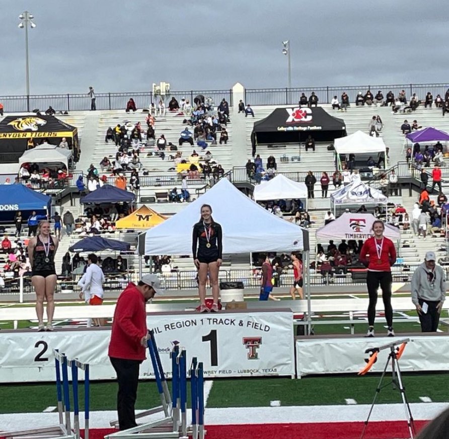 VaultCats's tweet photo. Great Regional meet for the Aledo VaultCats winning both gold medals. Taylor Hindman was first in the girls with Maggie Kilburn 4th and Claire Campbell 5th.  Braylon Brown won the boys and Brad Campbell was 3rd.  Freshman Kantyn Kasich tied his season’s best but wasn’t top 6.  . https://t.co/MFWqGbt6Wr