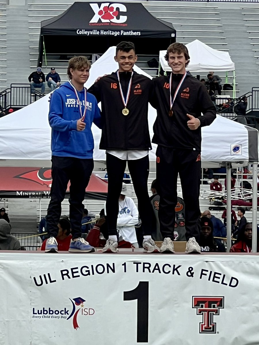 VaultCats's tweet photo. Great Regional meet for the Aledo VaultCats winning both gold medals. Taylor Hindman was first in the girls with Maggie Kilburn 4th and Claire Campbell 5th.  Braylon Brown won the boys and Brad Campbell was 3rd.  Freshman Kantyn Kasich tied his season’s best but wasn’t top 6.  . https://t.co/MFWqGbt6Wr