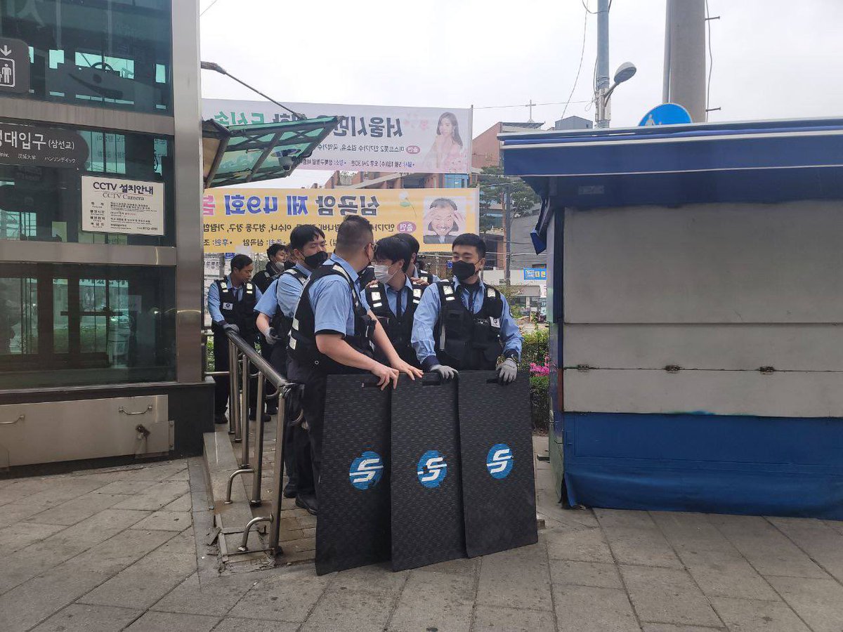 인근역 이용하라면서...이 지랄로 막고있는데 어떻게 이용하라는거야 미친놈들아...