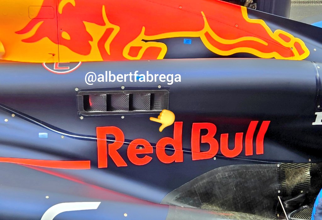 Red Bull ha abierto de nuevo la salida de refrigeración de la tapa motor. Red Bull have opened again the engine cover cooling outlets #f1 #ChineseGP