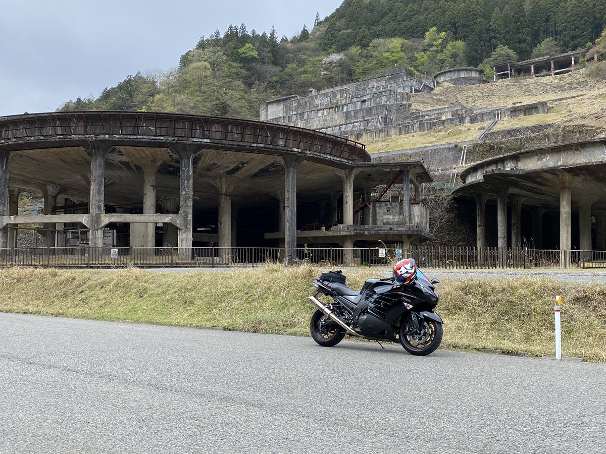 TGz3aek's tweet photo. どんよりの天気😅
日差しがないので助かる😁
兵庫県朝来市の神子畑選鉱場跡までツーリング🫡
実際見たら圧巻🫨

#Kawasaki  #zx14r  #神子畑選鉱場跡 https://t.co/pJoJJIlOzb