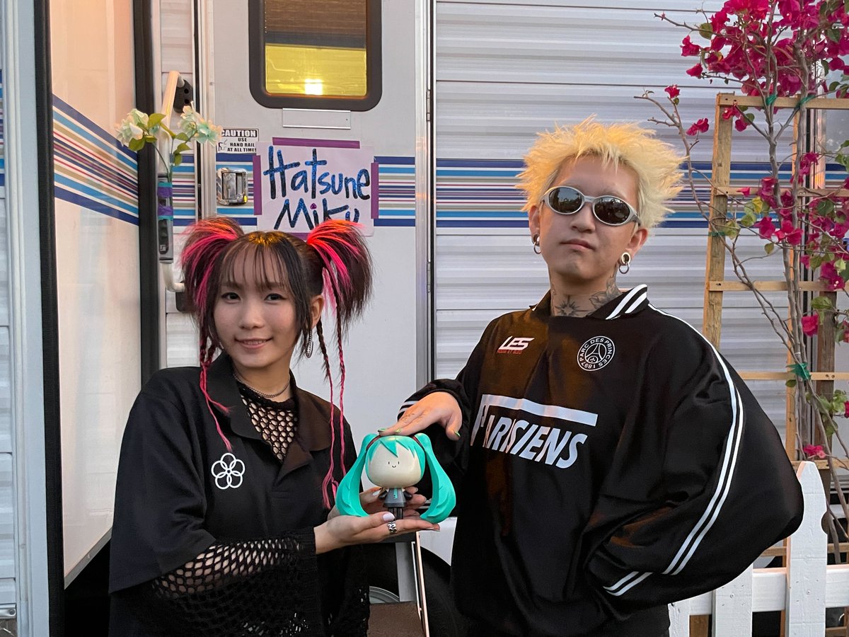 夢のスリーショットが実現?!✨

#初音ミク の #コーチェラ でのパフォーマンスは #YOASOBI さんの後！🎶同じステージ、同じ配信リンクなので、是非どちらもチェックしてみてください😎

⚡️YOASOBI : 4/20 (土) 12:20-13:05 *日本時間
⚡️MIKU : 4/20 (土) 13:50-14:40 *日本時間

▽配信URL（無料）