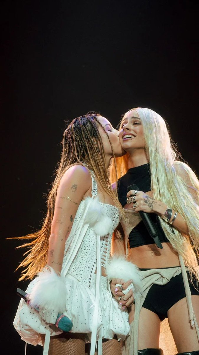el besito de emilia a tini🥹