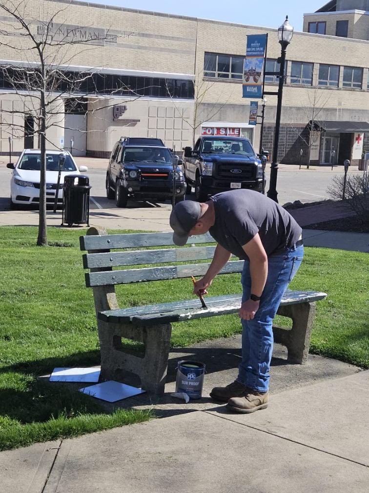 ShawshankTrail's tweet image. Who knows who sat here?  Thank you, Jeb Baker, Equipment Operator with Mansfield City Parks for repainting this very important bench! 
Do you have a picture taken here?

#ShawshankRedemption #FilmingLocation #30thAnniversary #Shawshank30 #AllInTheDetails 
 Shawshank30.com