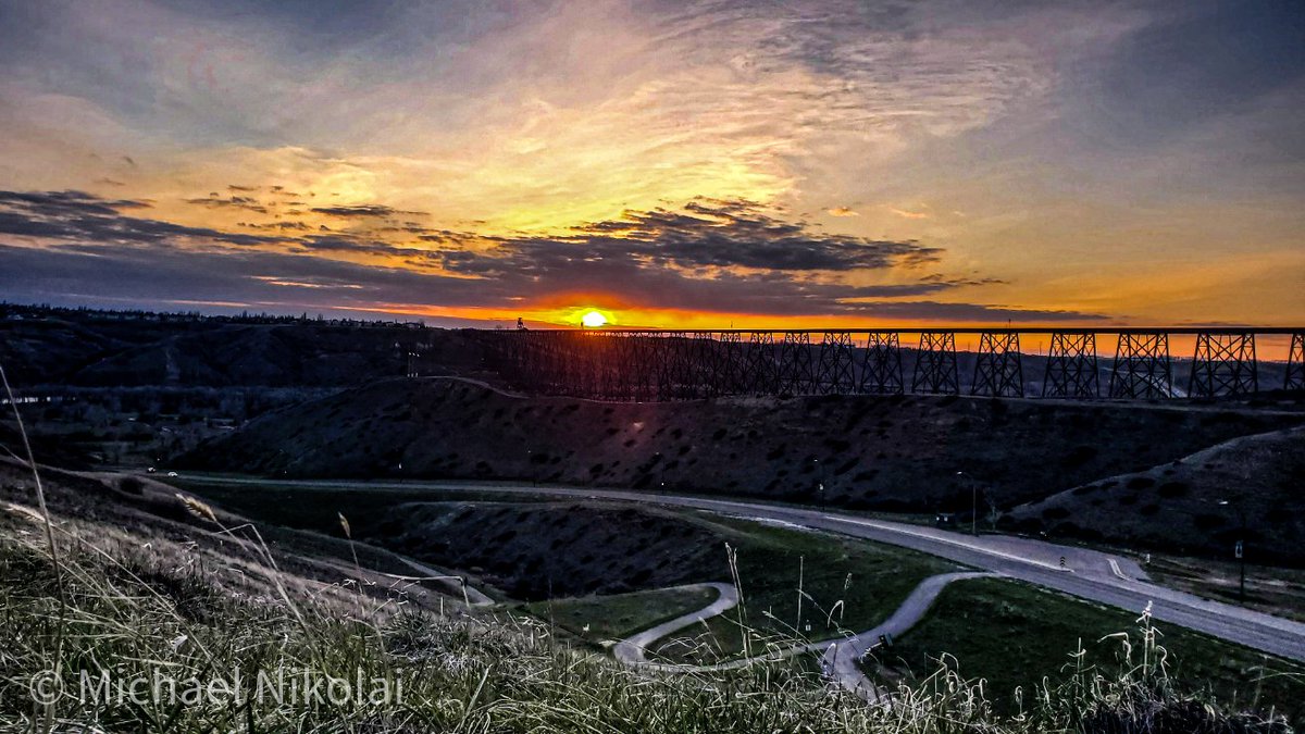 Back in Lethbridge tonight.  I was testing out a different locations for the sunset.   I still can't get over how awesome that sunset is with the Trestle Bridge!

#FridayVibes 
#travelalberta 
#ShareYourWeather 
#stormhour