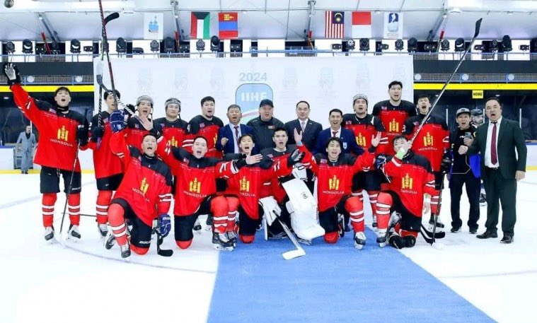 Монгол улсын хоккейн шигшээ баг дэлхийн аварга болжээ. 
Тодруулбал, Кувейт улсад шайбтай хоккейн дөрөвдүгээр дивизионы дэлхийн аварга шалгаруулах тэмцээн энэ сарын 16-19-нд болов. Энэ тэмцээнд өрсөлдсөн Монгол Улсын үндэсний шигшээ баг Индонез (9:3), Кувейт (5:2), Малайз (14:2)