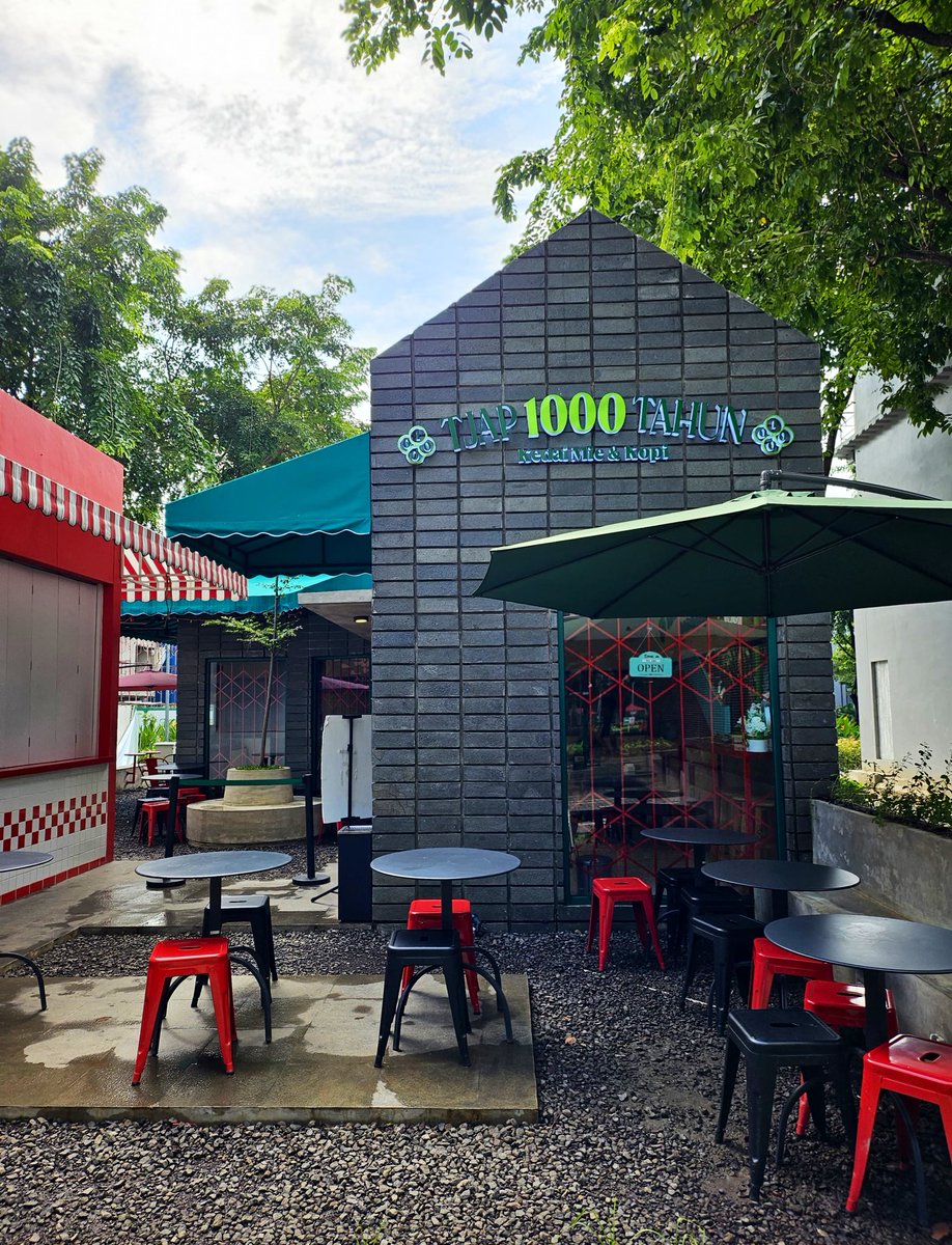 aan__'s tweet photo. Kedai mie tjap 1000 tahun. Aku rekomnya kalo ke sini pesen mie karetnya, kalo side dishnya enak semua :’)

📍Senopati / Kemang / SCBD /Bintaro https://t.co/fxcxMjuN9r