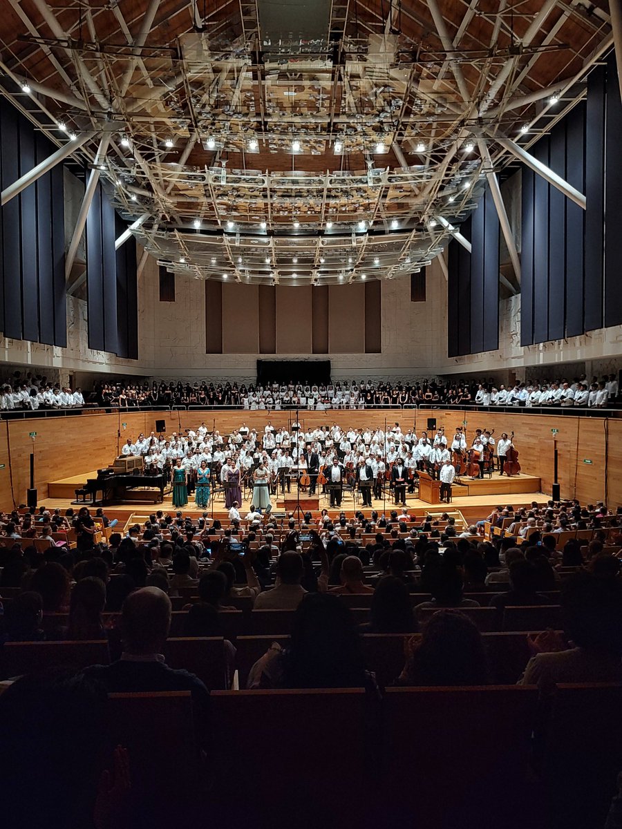 135 músicos🎶, 6 Coros🎙️, 8 Solistas🎙️ y sala llena... Para el recuerdo la postal que nos deja la Noche 1 de la #OctavadeMahler 🥹🫰🏻