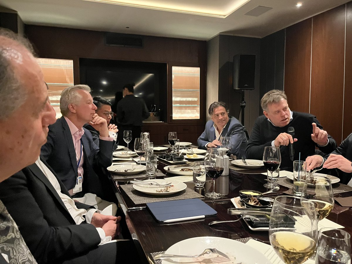 Chief economists dinner @EIB @IIF in Washington. A bunch of economists discussing about global order. Markets happy, but on global issues easy to get depressed….learning - lot. USA overconfidence makes international role less critical. Europe with productivity challenges. EM…