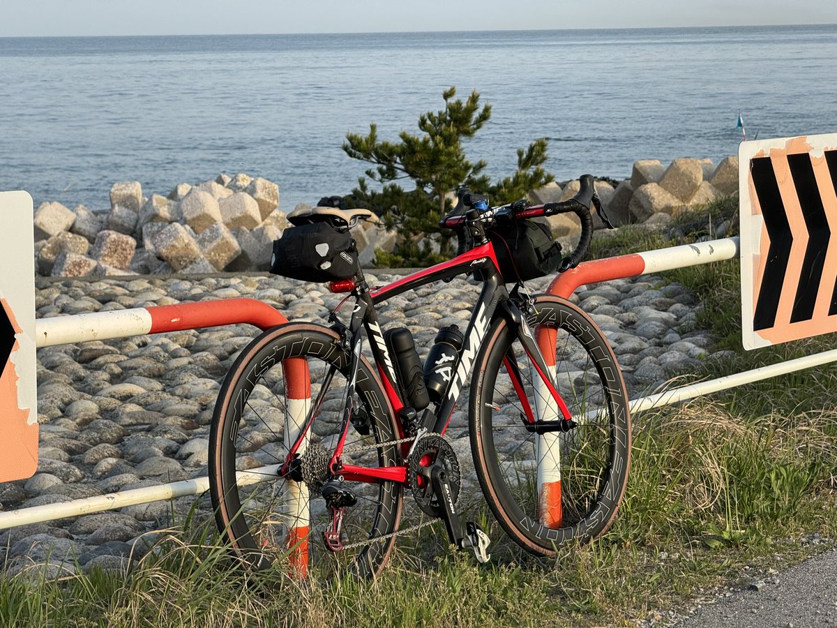 HIRO32CC's tweet photo. 富山湾岸サイクリングの前日受付で富山に来ました。
腰の打撲で痛んでいた時だったので氷見から魚津で折り返すので 120kmにエントリーしました。
すっかり絶好のなので魚津から先の糸魚川まで走ることにしました。
#timebike https://t.co/Iinf1cwKGi