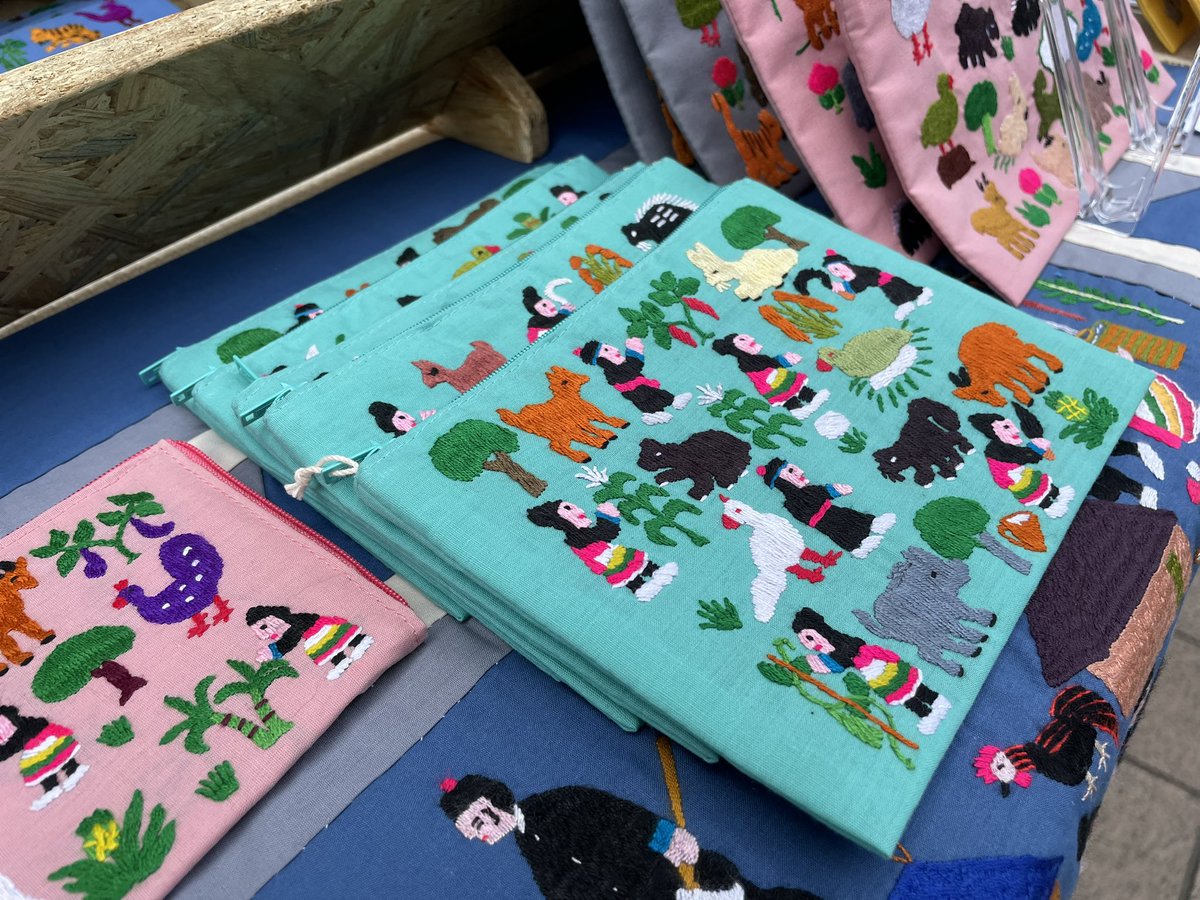 craftaid's tweet image. 今日、明日と新宿サザンテラスマルシェにてクラフト販売中です◎

11:30〜18:30

今回はモン族のライフシーンが刺繍された『ラオスの森ミニポーチ』の限定カラーや、『ラオスの森財布』をちゃっかり販売中ですっ!!お近くにお越しの際は、お立ち寄りください!!

#新宿サザンテラス
#マルシェ
#クラフト