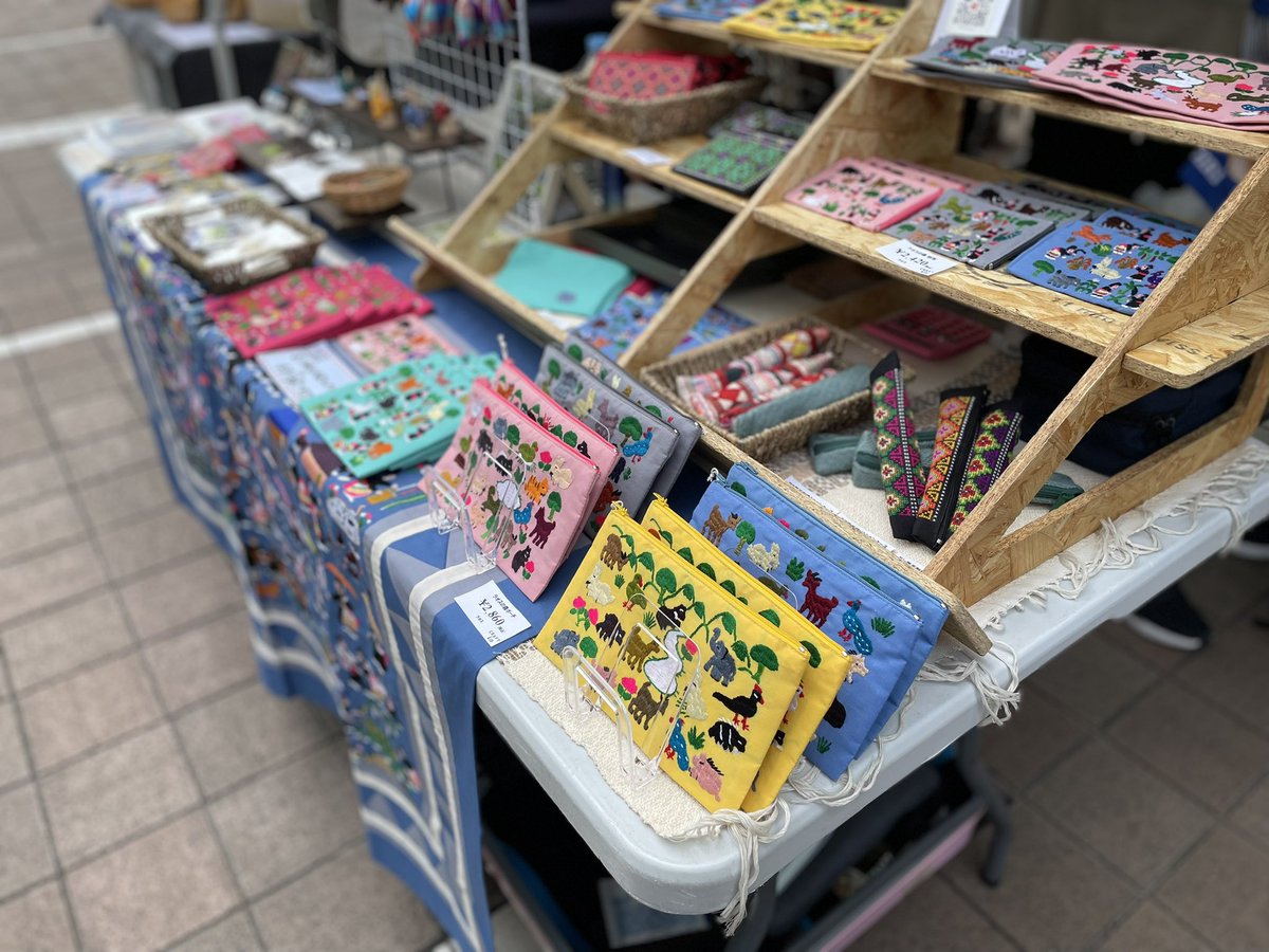 craftaid's tweet image. 今日、明日と新宿サザンテラスマルシェにてクラフト販売中です◎

11:30〜18:30

今回はモン族のライフシーンが刺繍された『ラオスの森ミニポーチ』の限定カラーや、『ラオスの森財布』をちゃっかり販売中ですっ!!お近くにお越しの際は、お立ち寄りください!!

#新宿サザンテラス
#マルシェ
#クラフト