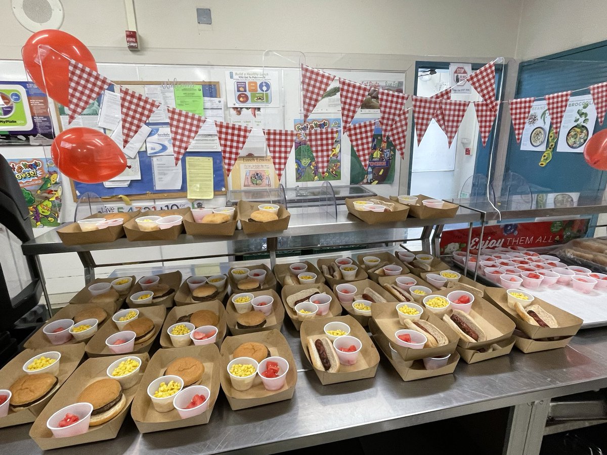 SO many happy @Walnut_Acres #students during our @MDUSD_FNS Spring BBQ!🌭🍔 Shout out to Ms. Shawna for planning this event! Such a fun Friday! The talk from the students was the excitement that they were serving @LAYS chips as a side! 🤩 @MtDiabloUSD #BBQ #Nutrition #edutwitter