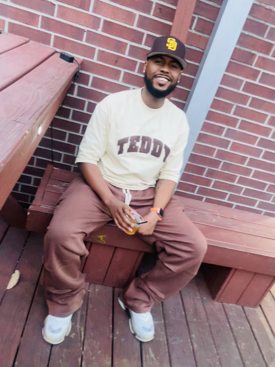 iTweetRealSh_t's tweet photo. 33 &amp; Thriving 🤞🏾Wish Me One ♈️🎈 https://t.co/xOgqY6M1b7