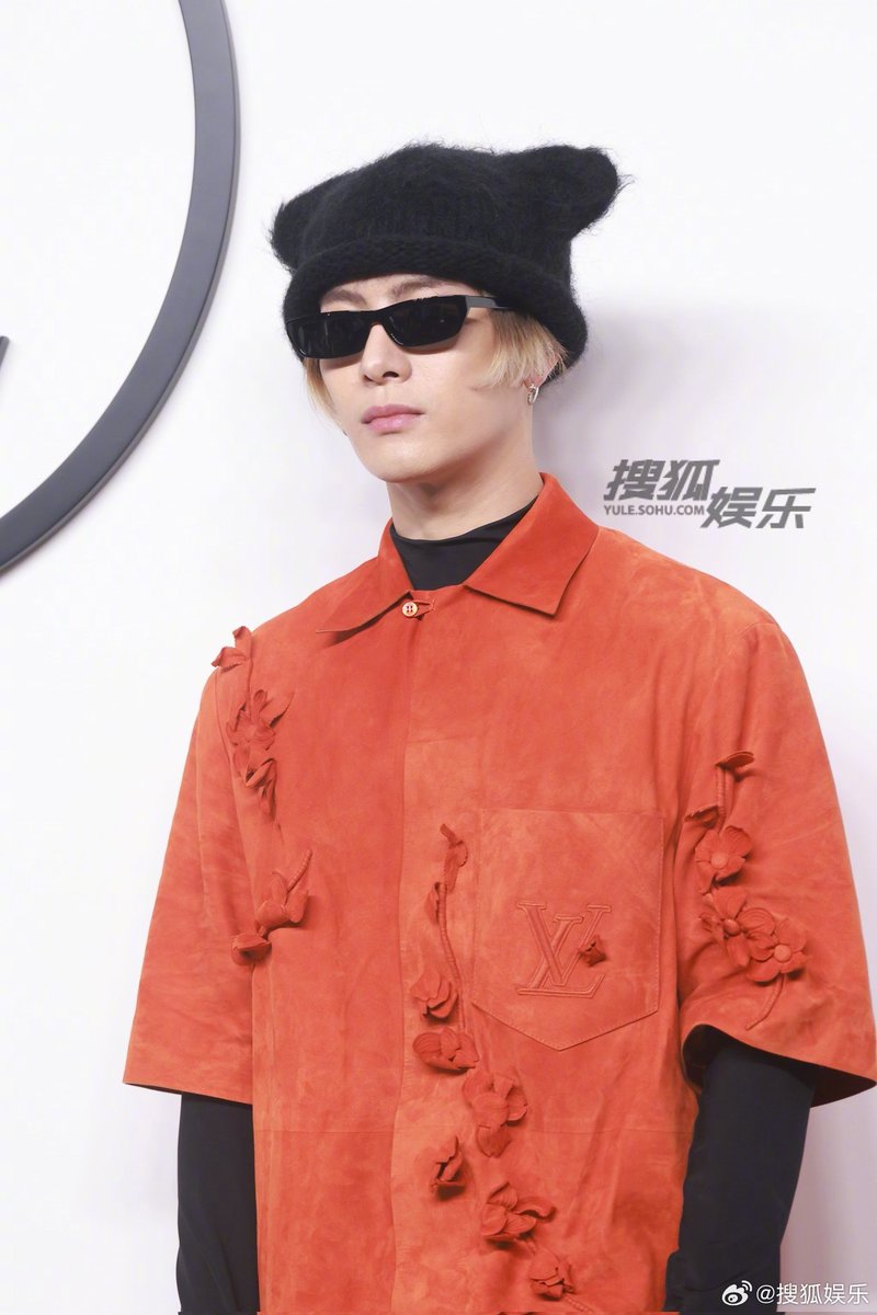 WangJiaErBrazil's tweet image. [#WEIBO] 18.04.24

Atualização de '搜狐娱乐' no Weibo (1/3)

Jackson Wang no desfile da #LouisVuitton #PREFALL2024 Voyager 

#JacksonWangLouisVuitton
#JacksonWang #王嘉尔 #잭슨 #TEAMWANG @JacksonWang852 

_thatha_