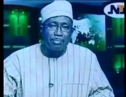 A Legend 🏆 Nigerian broadcasting legend Cyril Stober 🫡 In his words 👇🏾 “Good evening I'm Cyril Stober here is the news at 10” Retweet if you remember him
