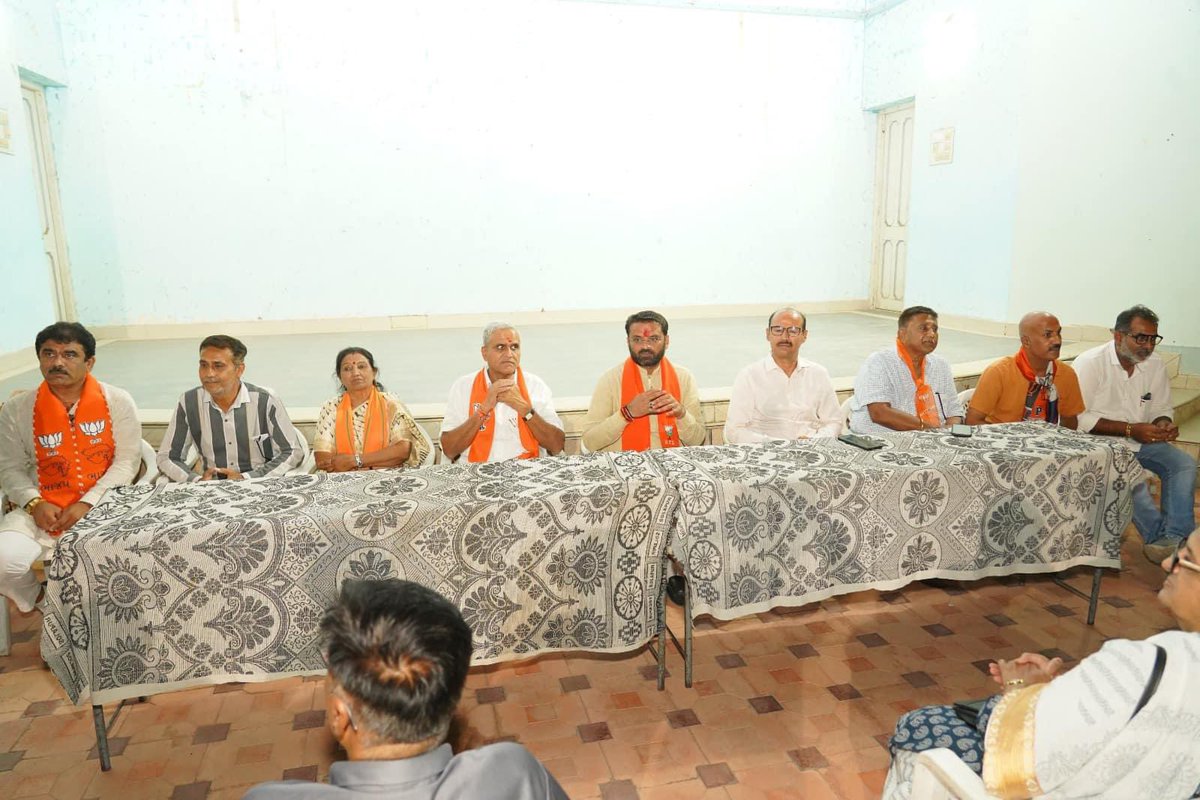 VinodChavdaBJP's tweet photo. विकास की तेज रफ्तार,
अबकी बार 400 पार।

ચુંટણી પ્રવાસ દરમ્યાન ભુજ મધ્યે મારૂ કંસારા સોની સમાજના અગ્રણીઓ અને સમાજના લોકો સાથે બેઠક યોજી આદરણીય વડાપ્રધાન શ્રી @narendramodi સાહેબની સરકાર દ્વારા શરૂ કરવામાં આવેલ વિવિધ યોજનાઓ અને તેના ફાયદાઓ અંગે સંવાદ કરી સૌને માહિતગાર કર્યા અને જનસમર્થન માટે અપીલ કરી...(1/1)

#AbkiBaar400Paar
#ModiKaParivar
#KutchLoksabha