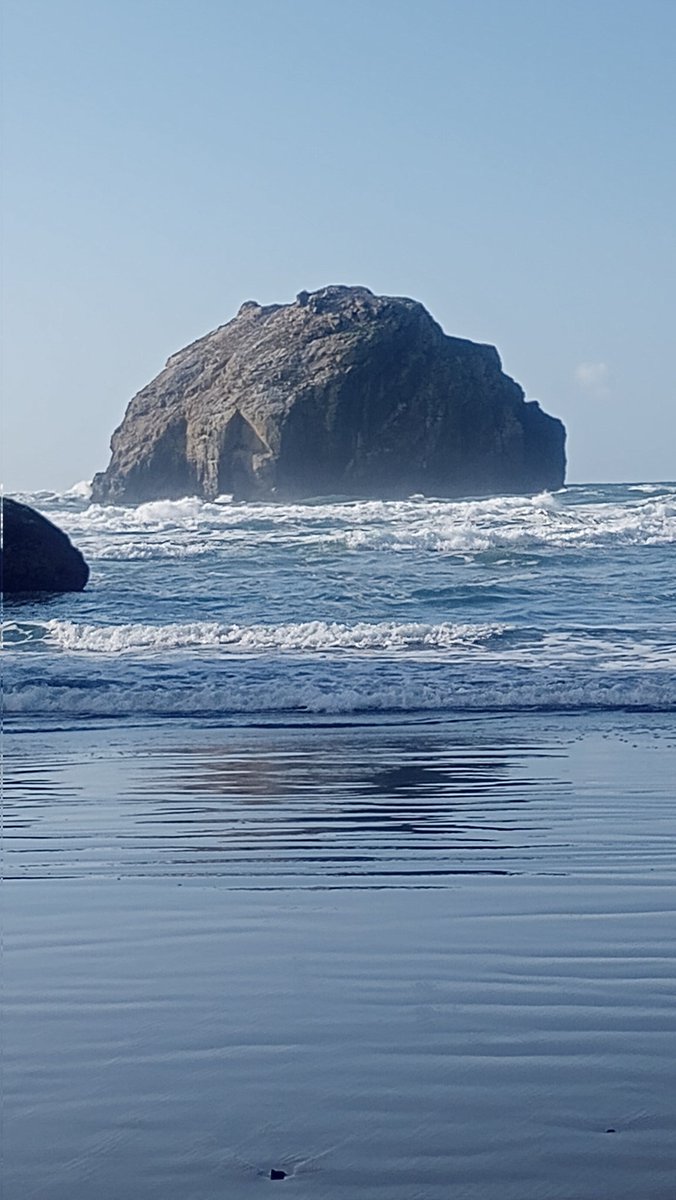 @susaninseattle1 Bandon Oregon 
That's face Rock 

Pacific Ocean's Trails 💙🌊💚
