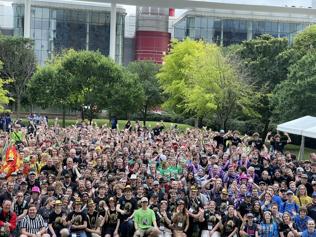 Minnesota and the Dakotas! We’re back there somewhere behind kids on other kids’ shoulders! 🤣 @MoundWestonkaHS #tonkabots #mwhspride #frc #frcrobotics