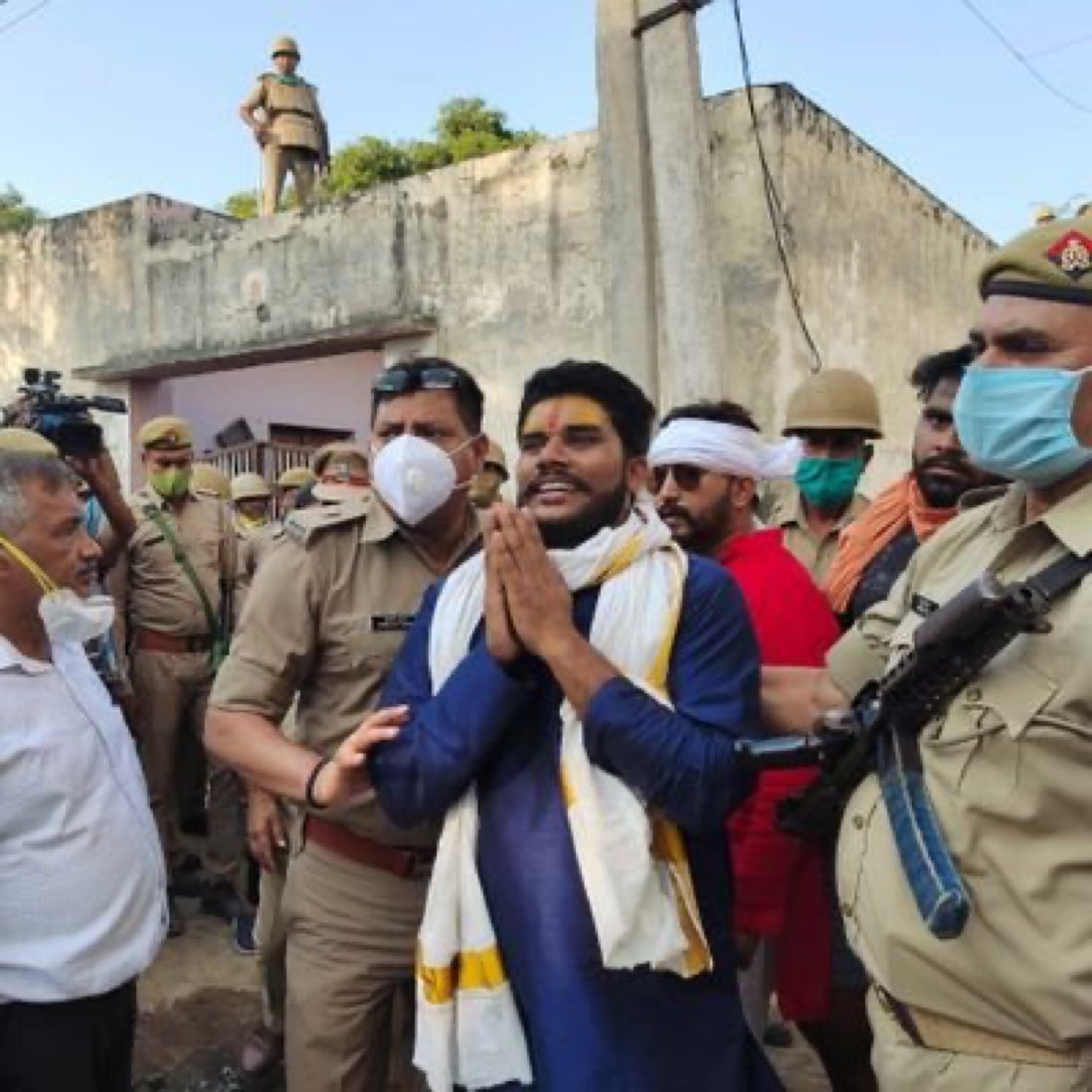 The Savarna leader Pankaj Dhavraiyya is expelled out of Hathras by the UP police. On the behalf of Pankaj, a Rickshaw puller is contesting the elections and gaining a huge popularity. Seeing his popularity in this Savarna majority district, the administration has decided to expel…
