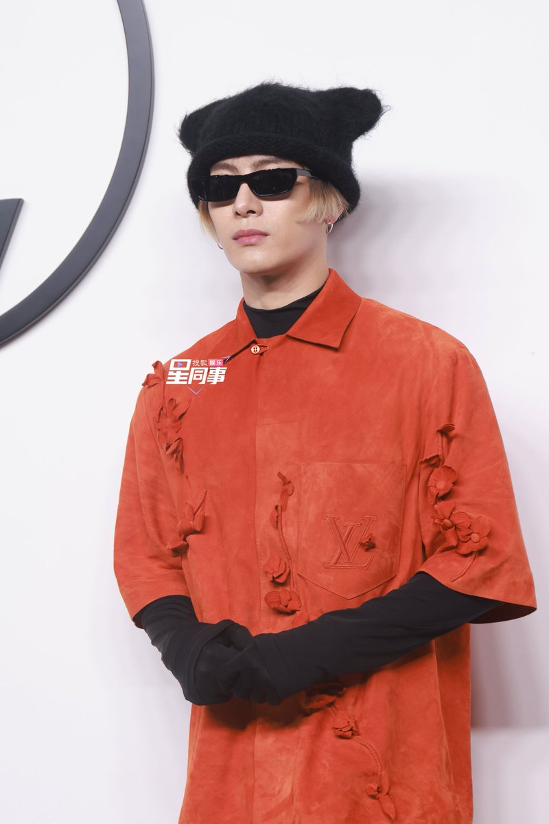 WangJiaErBrazil's tweet image. [#WEIBO] 18.04.24

Atualização de '星同事' no Weibo (1/3)

Jackson Wang no desfile da #LouisVuitton #PREFALL2024 Voyager 

#JacksonWangLouisVuitton
#JacksonWang #王嘉尔 #잭슨 #TEAMWANG @JacksonWang852 

_thatha_