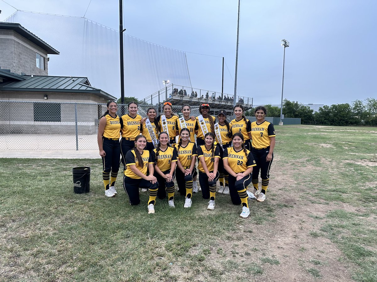 That’s a wrap for district play! Senior game ends with a win 9-0 over Jay. Highlights: Nat pitched the shutout to take the win. Bears totaled 9 hits. Day -3 (2 RBIS), Bri - 2 (2 RBIs), Chris- 2 (1 RBI), Chenai -1 (2 RBIs), Avery - 1 (1 RBI) Great job ladies!💪🏽🥎🐻🌻