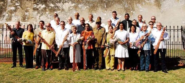 La Profesora Emérita Dra. Francisca López Civeira, Premio Nacional de Historia recibió la réplica del Machete del General Máximo Gómez, por su profesionalidad, por su vínculo con la defensa nacional y por su papel en la educación patriótica de las nuevas generaciones #OrgulloUH