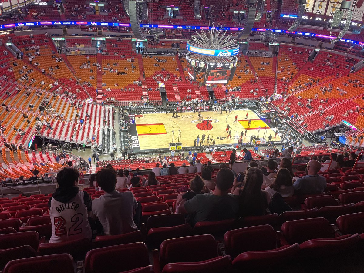10 minutes away from tip-off and this is the atmosphere in a win or go home game in Miami. What an embarrassing fanbase