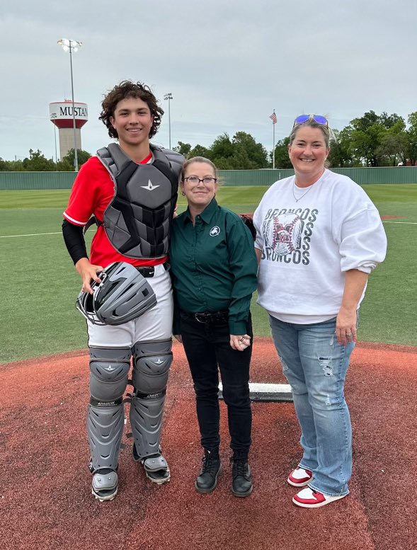 Crystal Farnsworth of Buffalo Wild Wings was tonight’s first pitch sponsor for @BaseballBroncos.   Thanks for putting extra sauce on the ball and WINGING it for the Broncos!

#GoBroncos #Horsepower
@MustangSchools @MHS_Broncos @MHStheStable