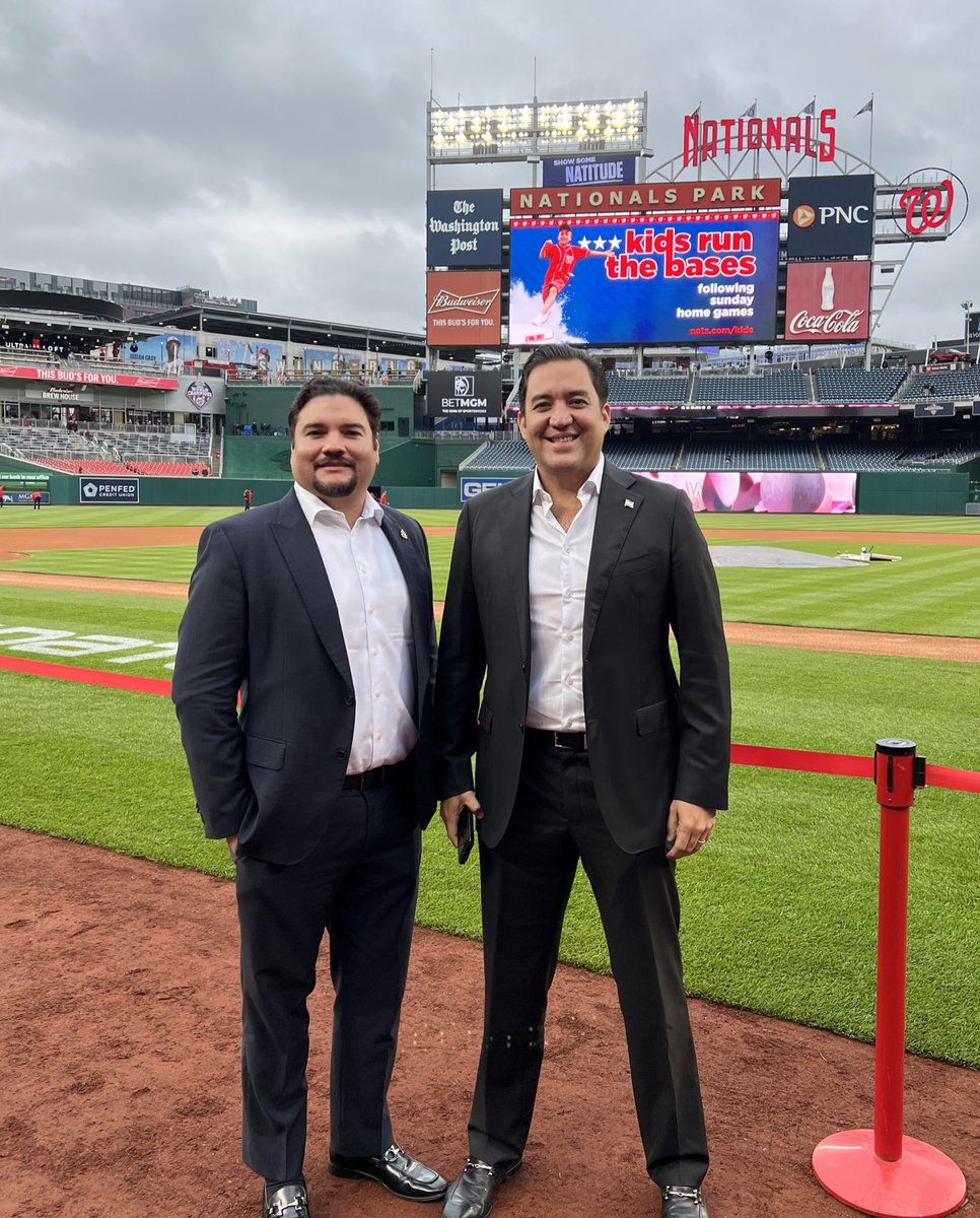 Alegre porque al final de la intensa agenda de trabajo en Washington DC tuve la oportunidad de conocer a nuestro orgullo hondureño <a href="/Mauriciodubon10/">Mauricio Dubon</a> 🇭🇳⚾️, campeón de la World Series en el 2022 y Golden Glove (Guante de Oro) en el 2023. Un verdadero ídolo y ejemplo para todos