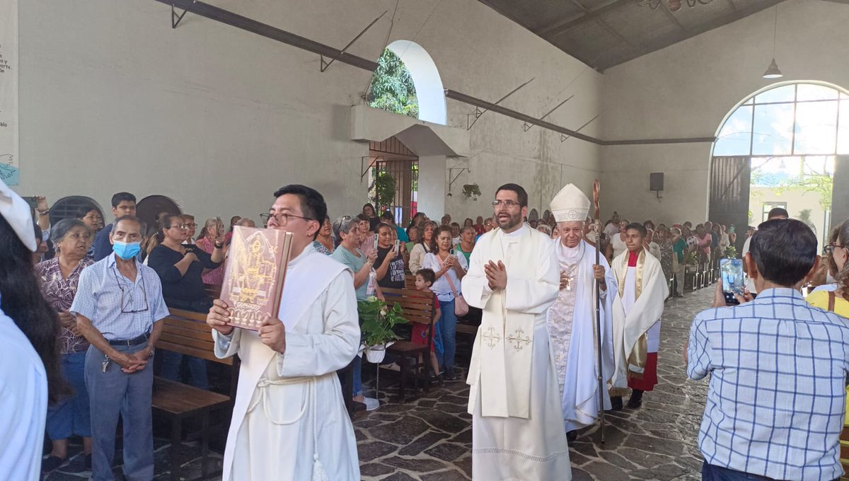 MonsRamonCastro's tweet photo. Hemos tenido la enorme alegría de bendecir e inaugurar una nueva CAPILLA DE ADORACIÓN PERPETUA en la parroquia de Maria Madre de Jesús, de la Col. Flores Magón de Cuernavaca.
Sin duda es una fuente de bendición para todos. Felicidades a los promotores y Bienechores!
Deo Gratias! https://t.co/4QdOwaE3Kb